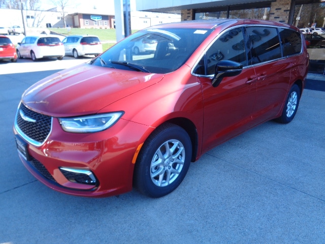 2026 Chrysler Pacifica Select's photo
