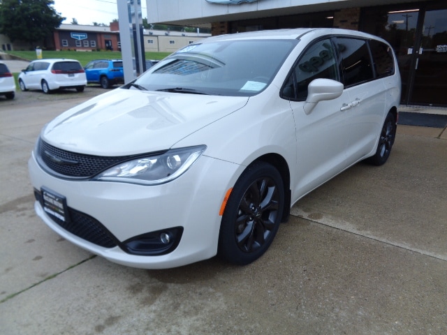 2020 Chrysler Pacifica Touring's photo