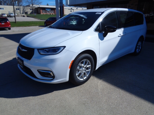 2026 Chrysler Pacifica Select's photo