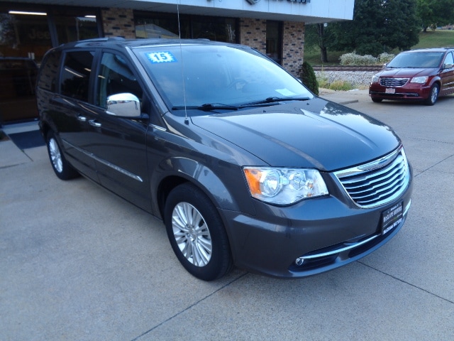 2015 Chrysler Town & Country Limited photo 4