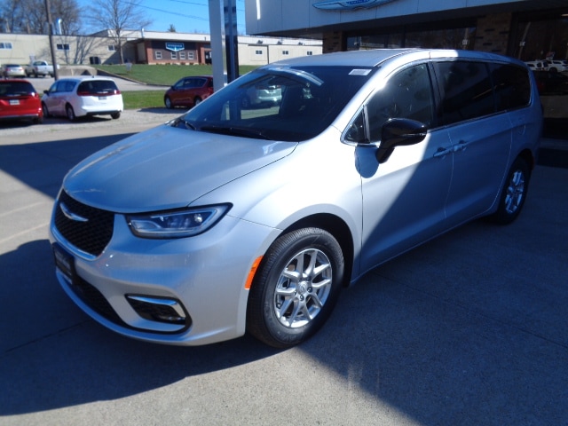 2026 Chrysler Pacifica Select's photo
