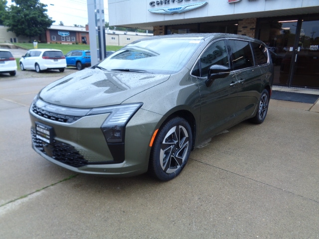 2027 Chrysler Pacifica Limited's photo