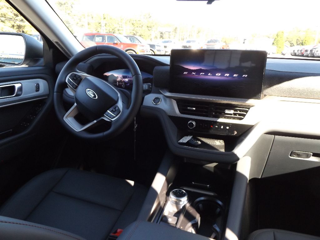 2025 Ford Explorer photo 2