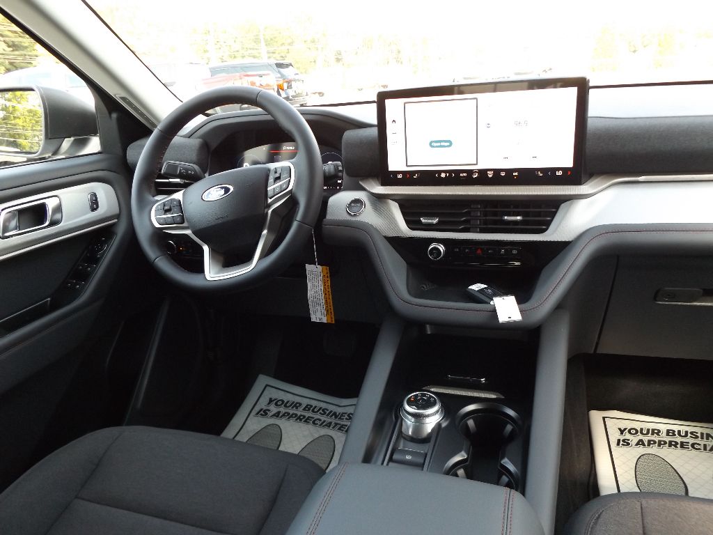 2025 Ford Explorer photo 3