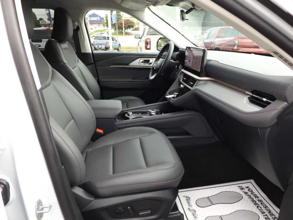 2025 Ford Explorer photo 2