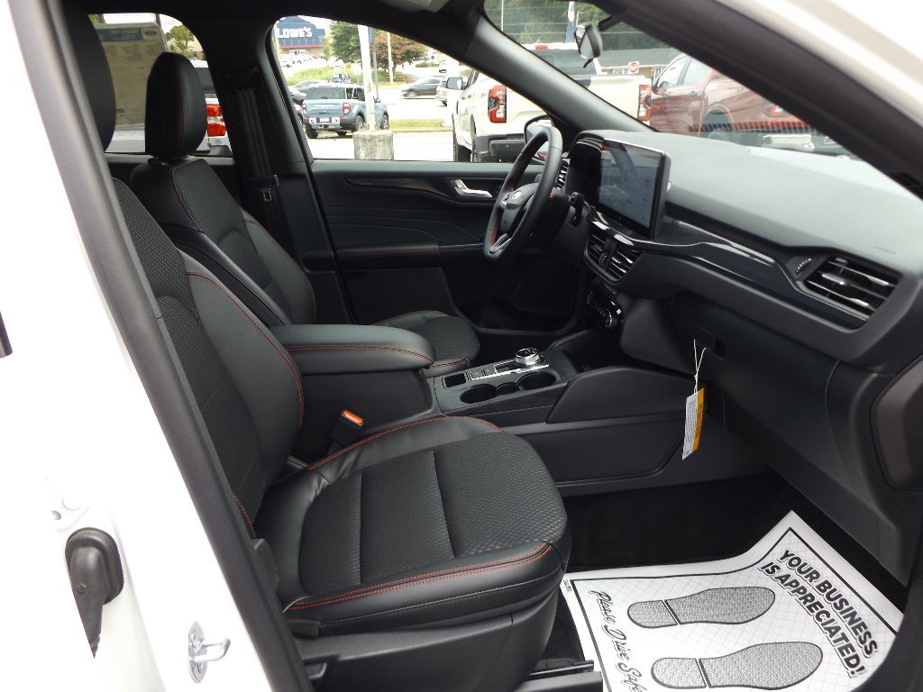 2025 Ford Escape ST-Line photo 2