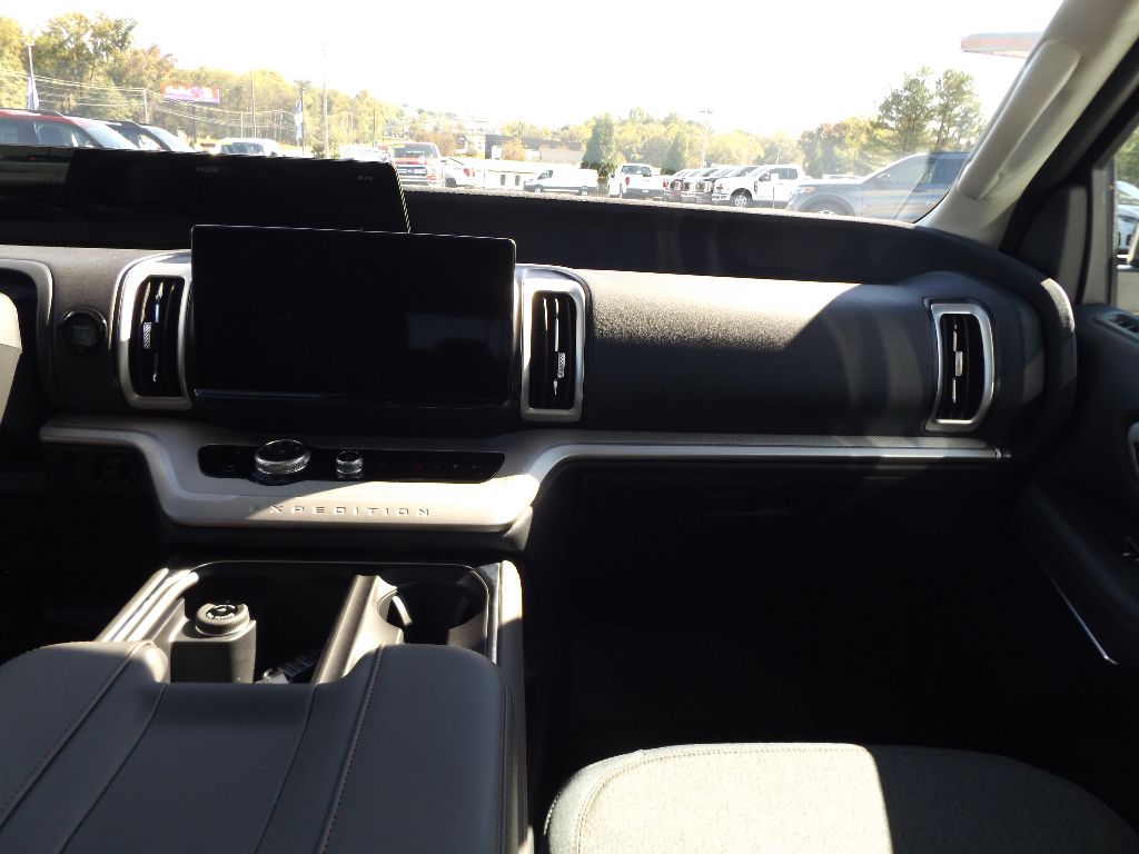 2025 Ford Expedition photo 2