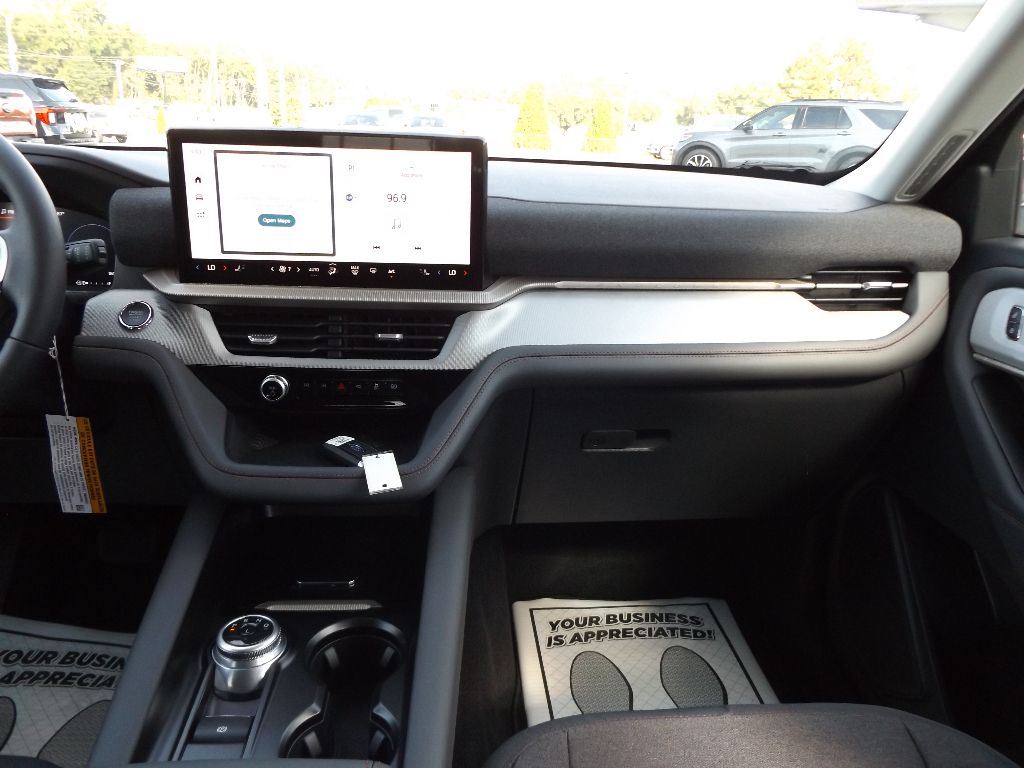 2025 Ford Explorer photo 4