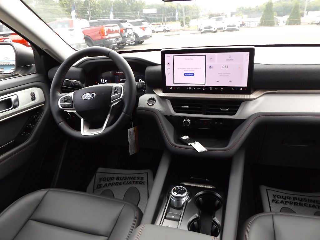 2025 Ford Explorer photo 3