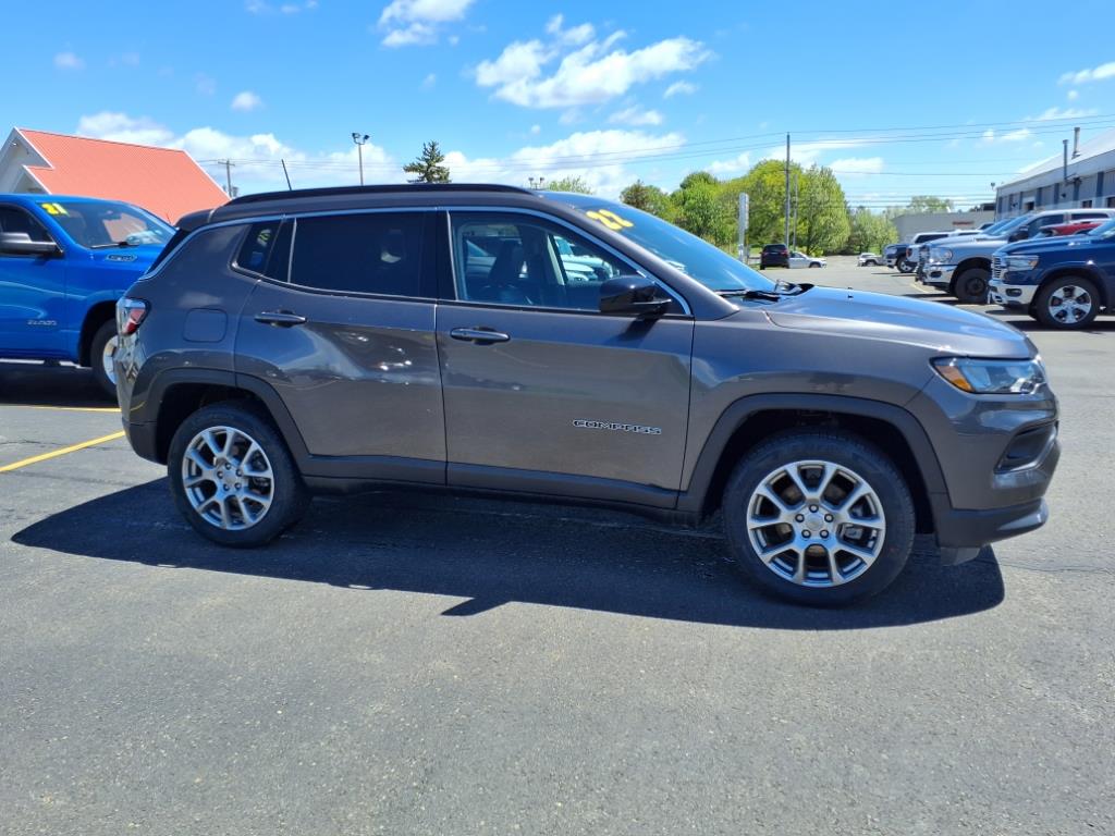 2022 Jeep Compass Latitude Lux photo 3