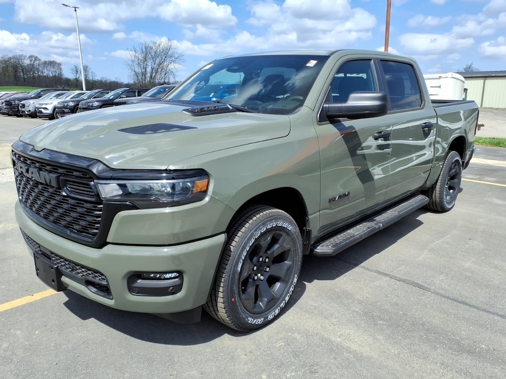 New 2026 Ram 1500 EXPRESS CREW CAB 4X4 5'7 BOX Pickup