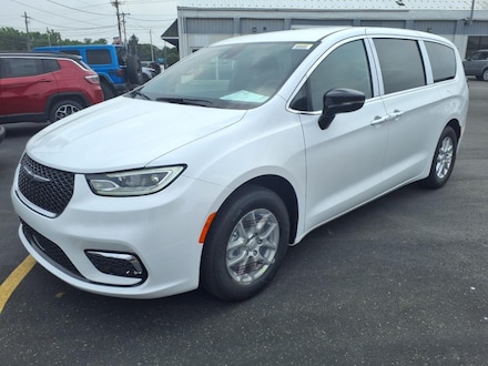 2026 Chrysler Pacifica Select Passenger Van