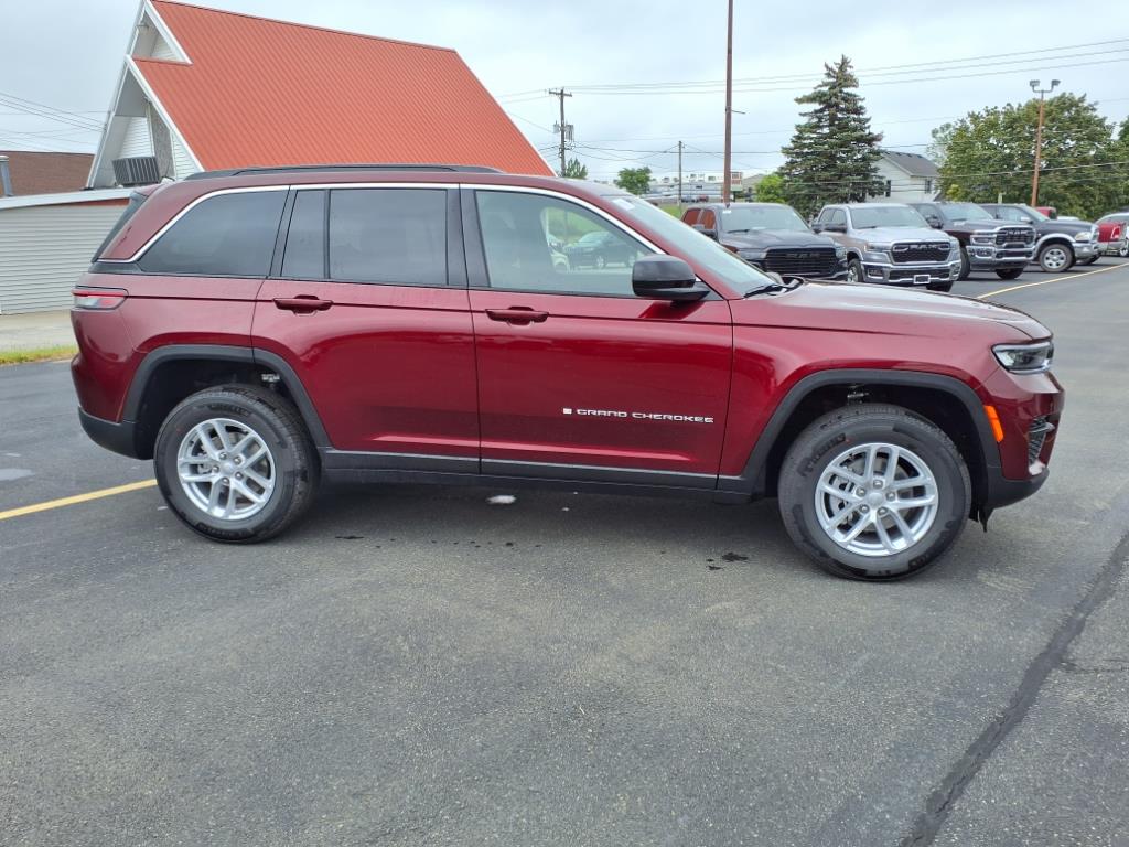2025 Jeep Grand Cherokee Laredo photo 4