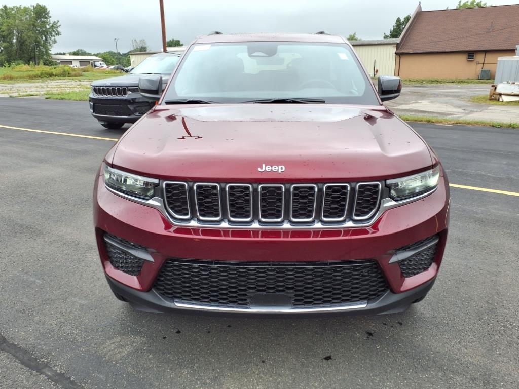2025 Jeep Grand Cherokee Laredo photo 2