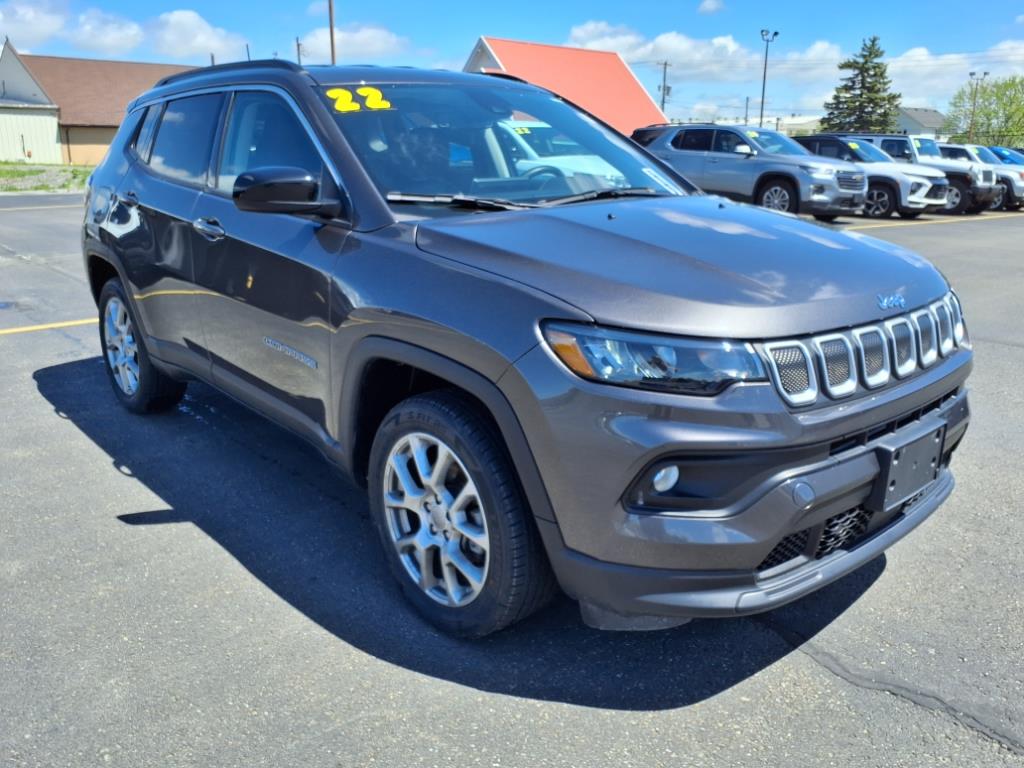 2022 Jeep Compass Latitude Lux photo 2