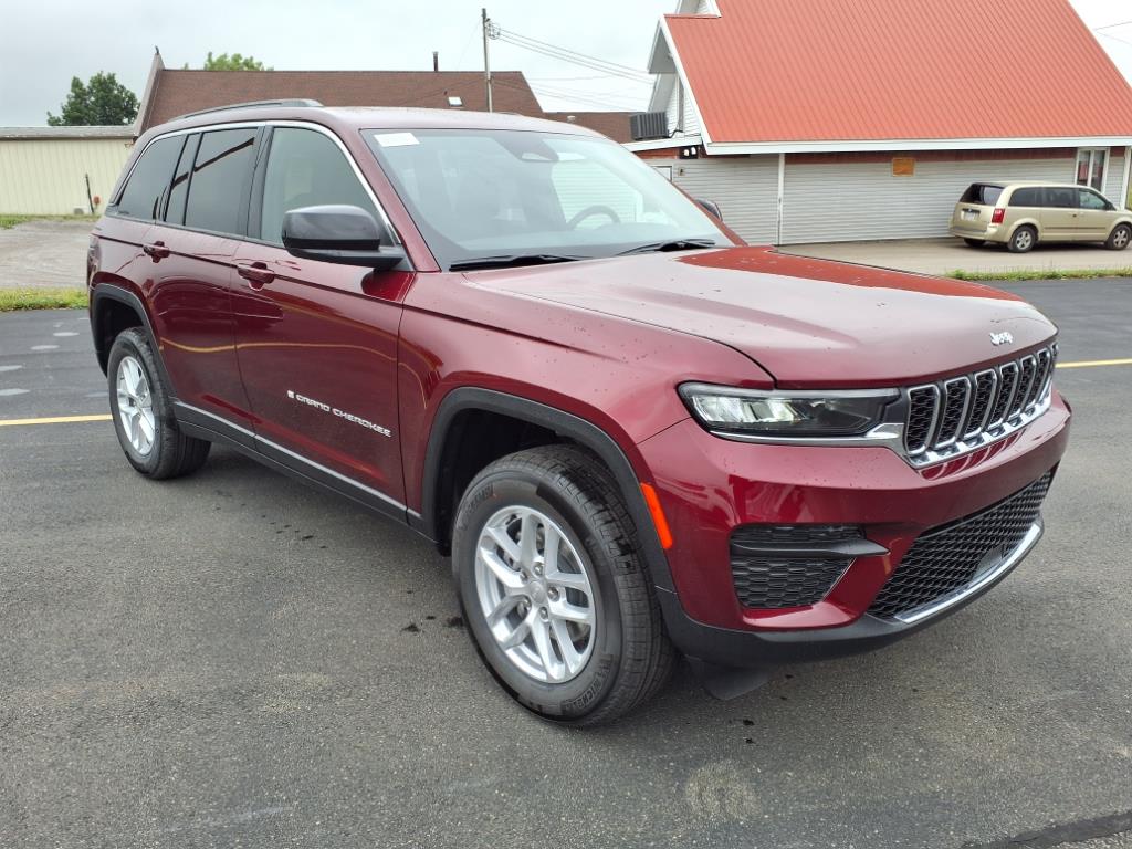 2025 Jeep Grand Cherokee Laredo photo 3