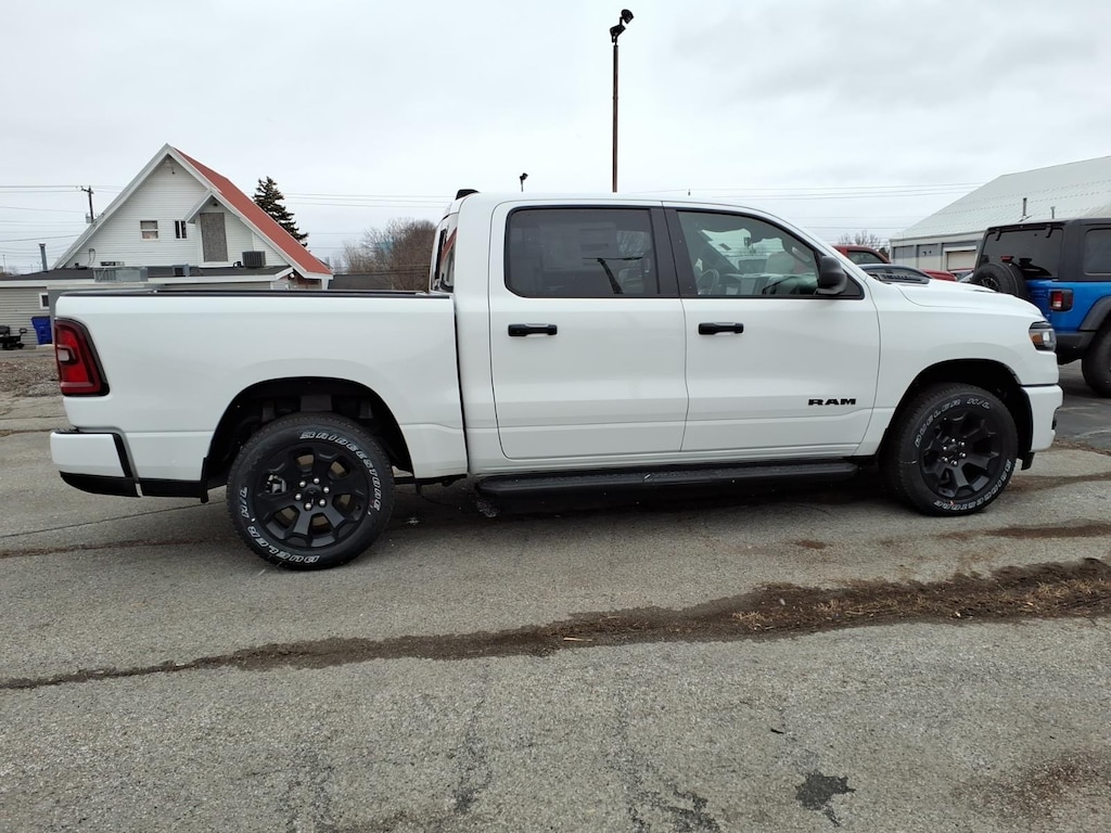 New 2026 Ram 1500 EXPRESS CREW CAB 4X4 5'7 BOX Pickup