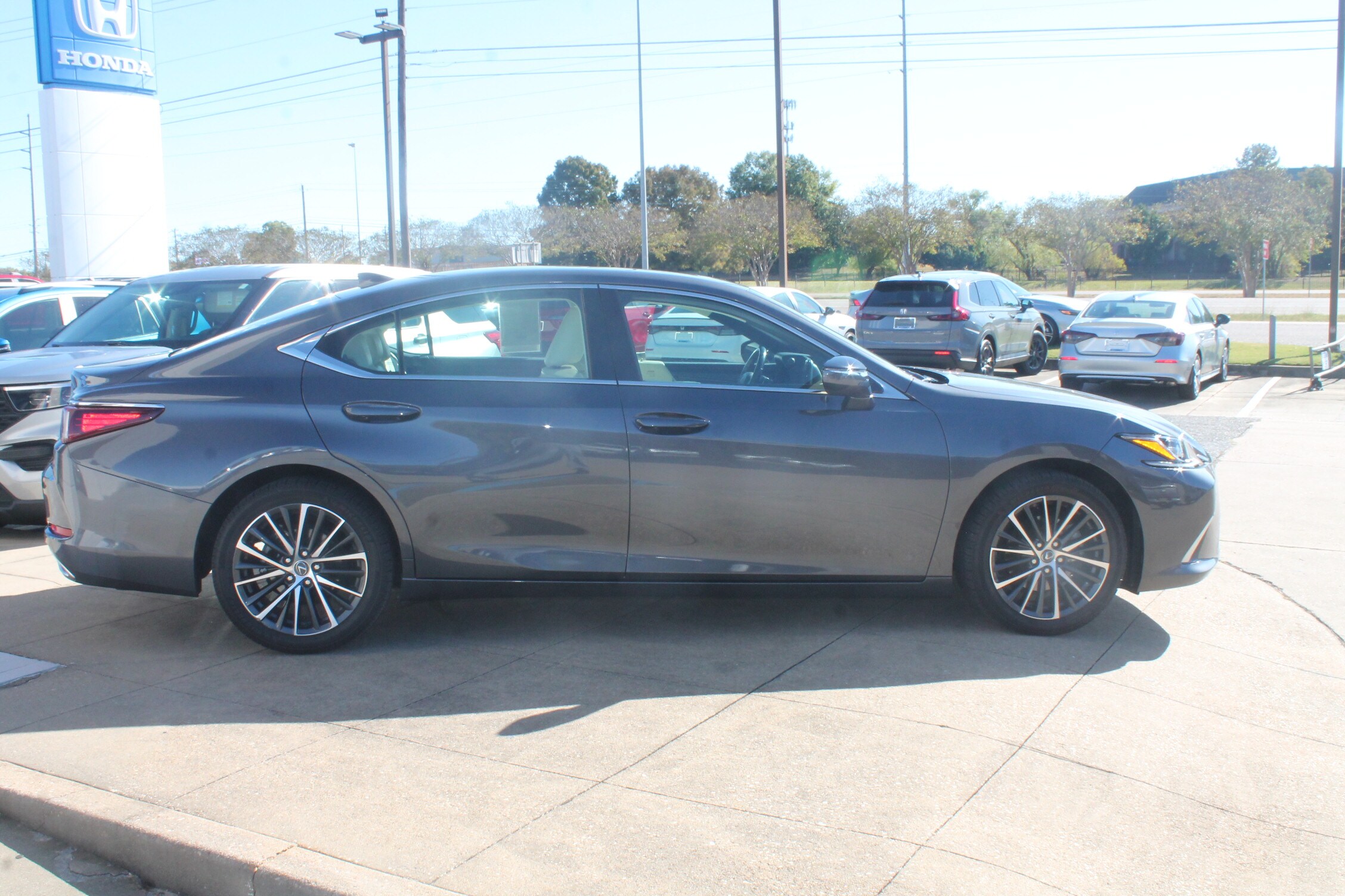 2022 Lexus ES 350 photo 4