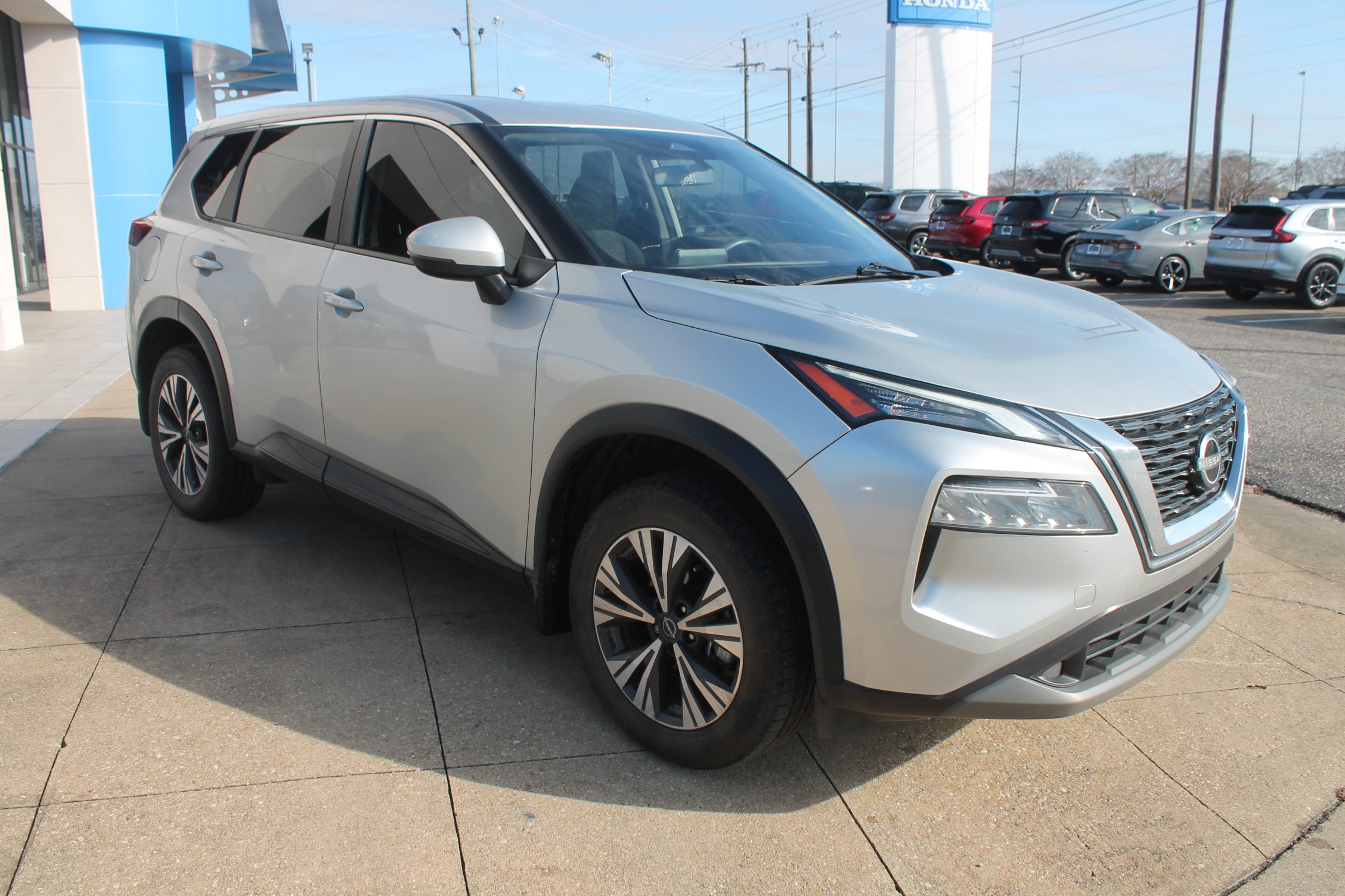 2023 Nissan Rogue SV's photo