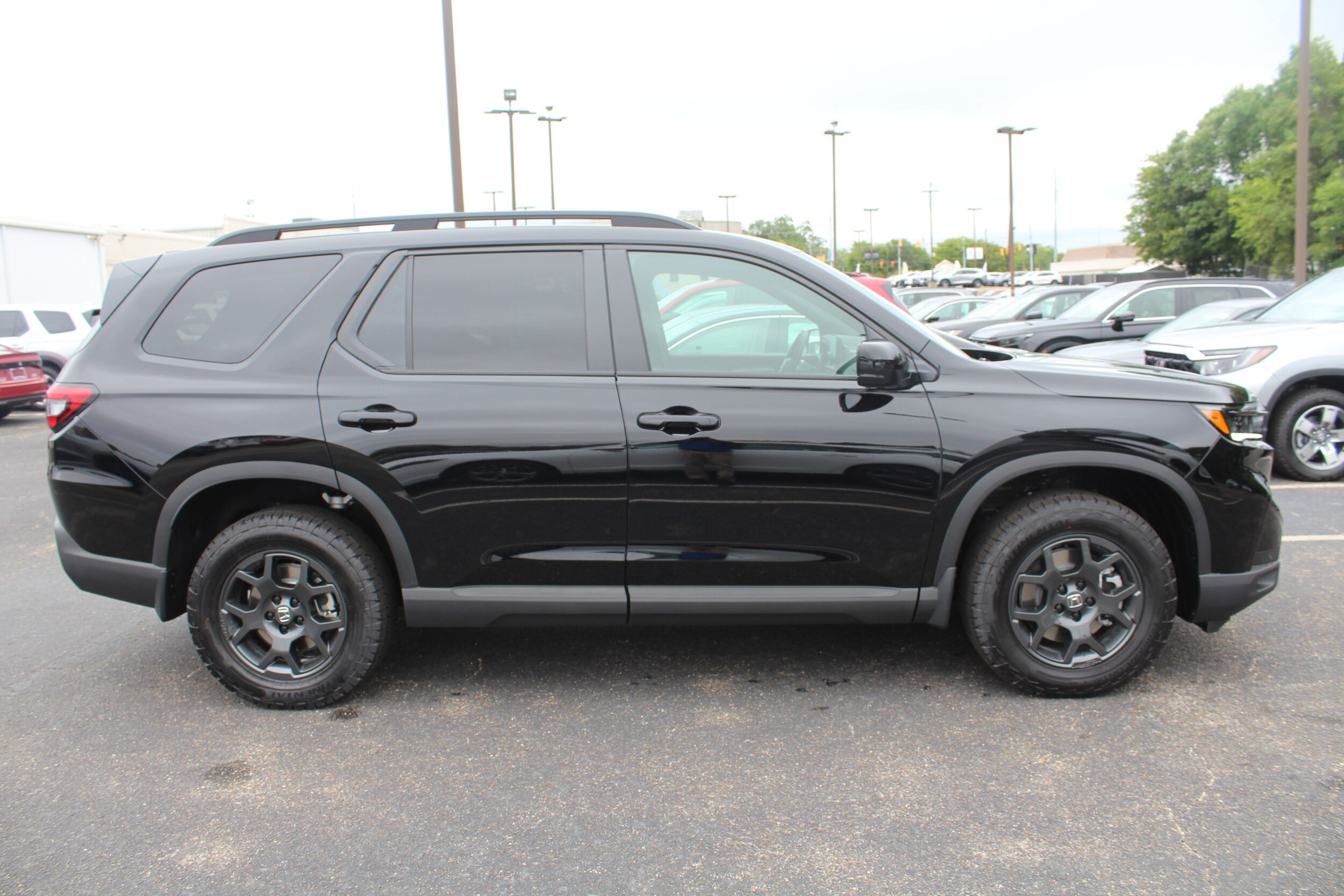 2025 Honda Pilot TrailSport photo 3
