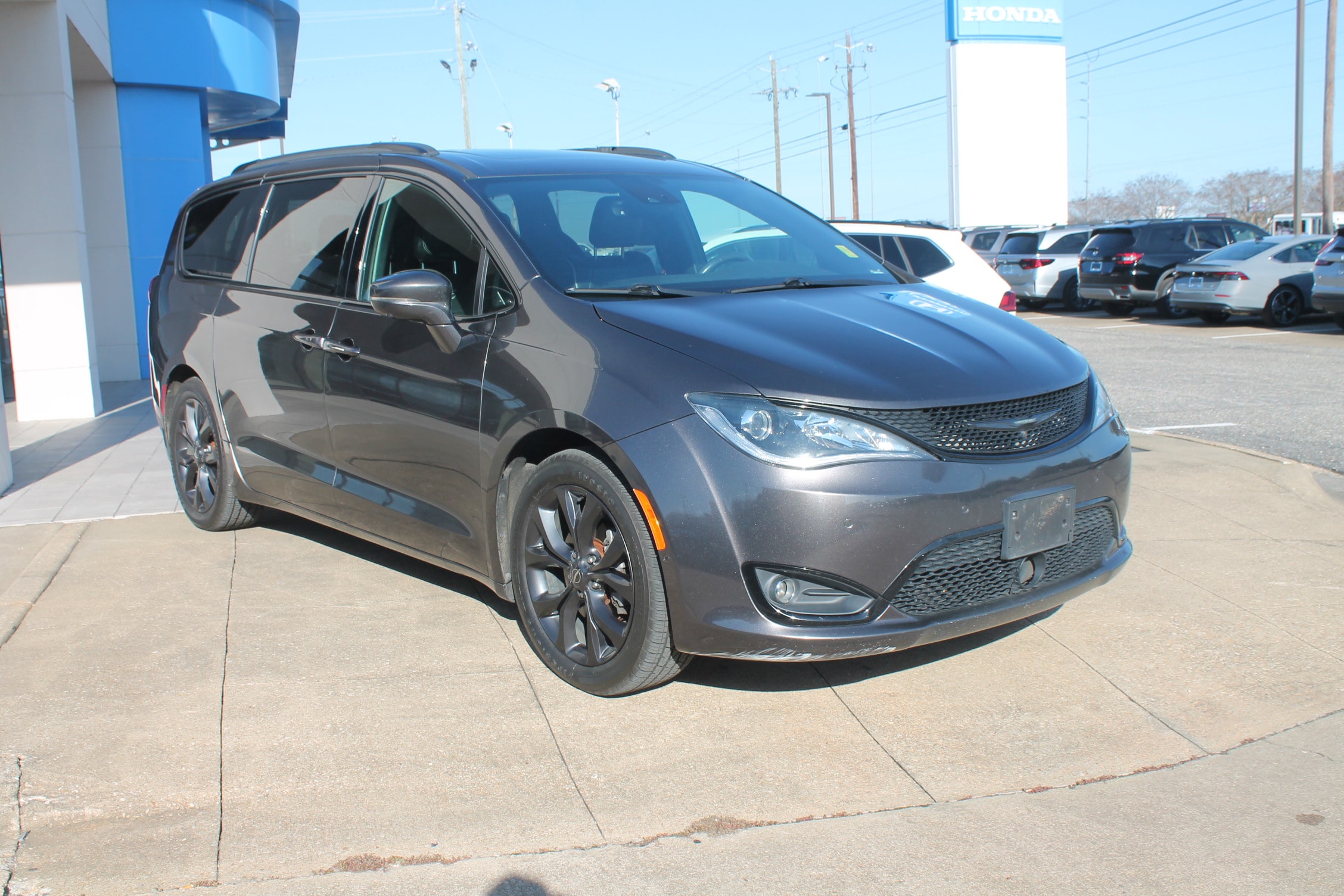 2019 Chrysler Pacifica Limited's photo