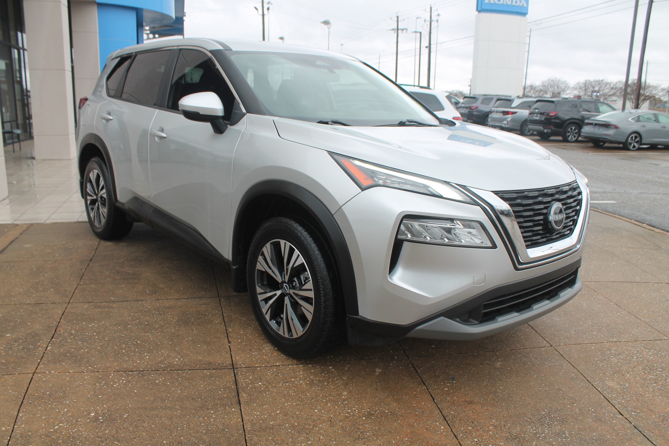 2023 Nissan Rogue SV's photo