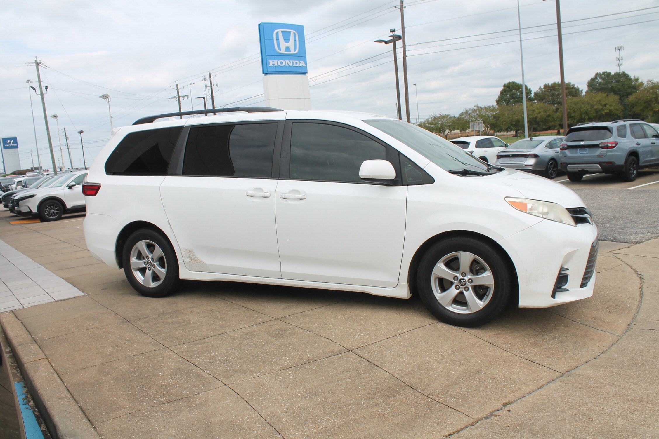 2018 Toyota Sienna LE photo 3