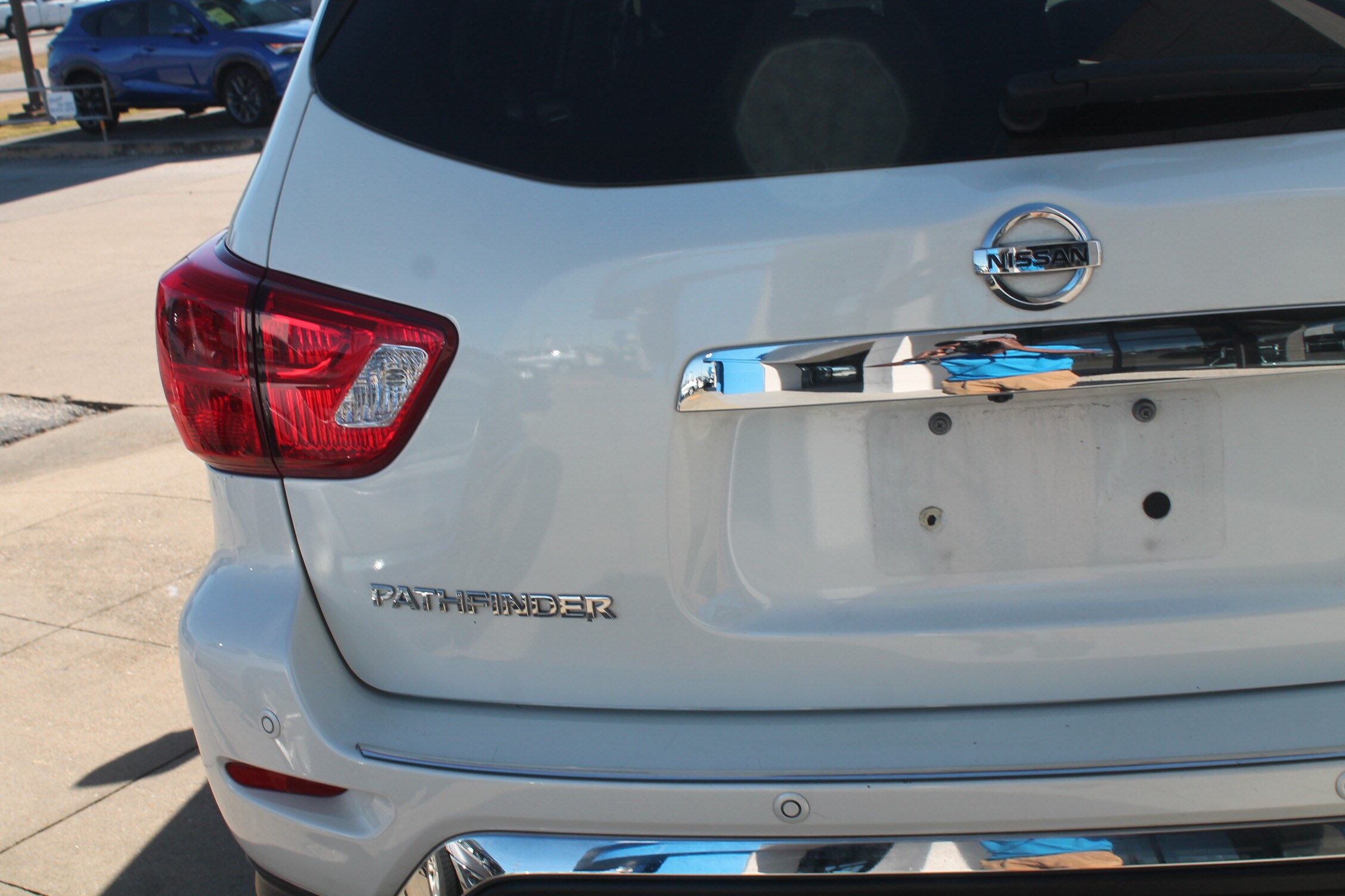 2020 Nissan Pathfinder Platinum photo 2