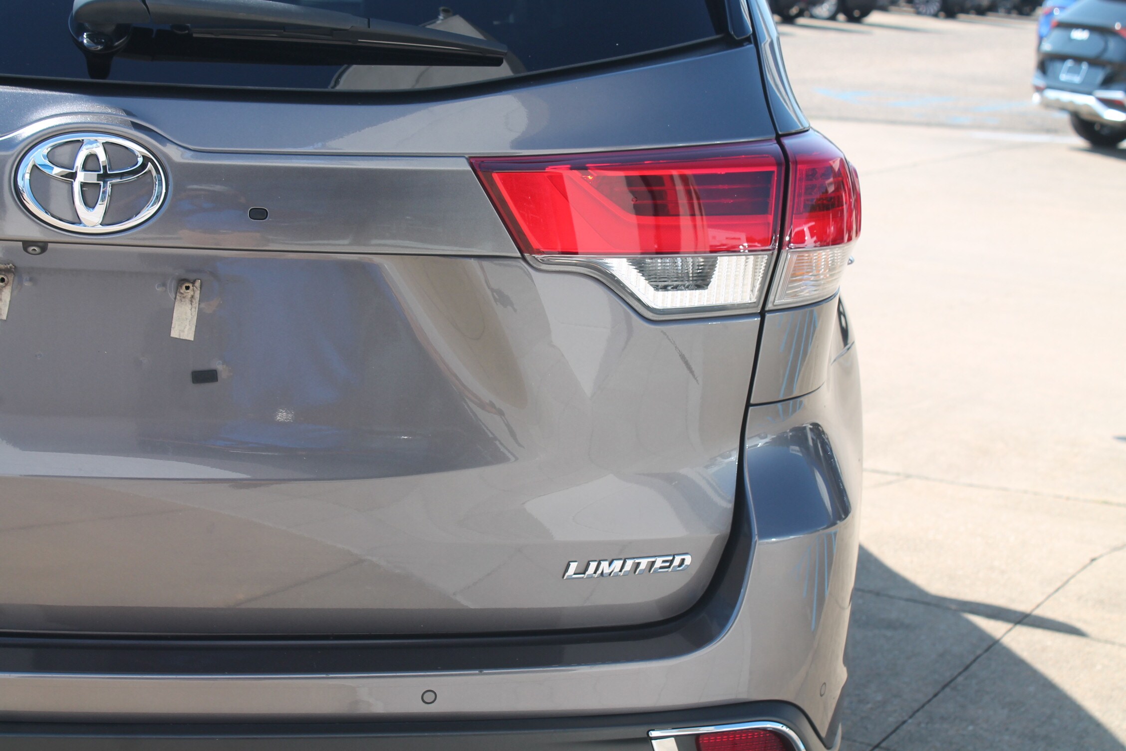 2018 Toyota Highlander Limited Platinum photo 2
