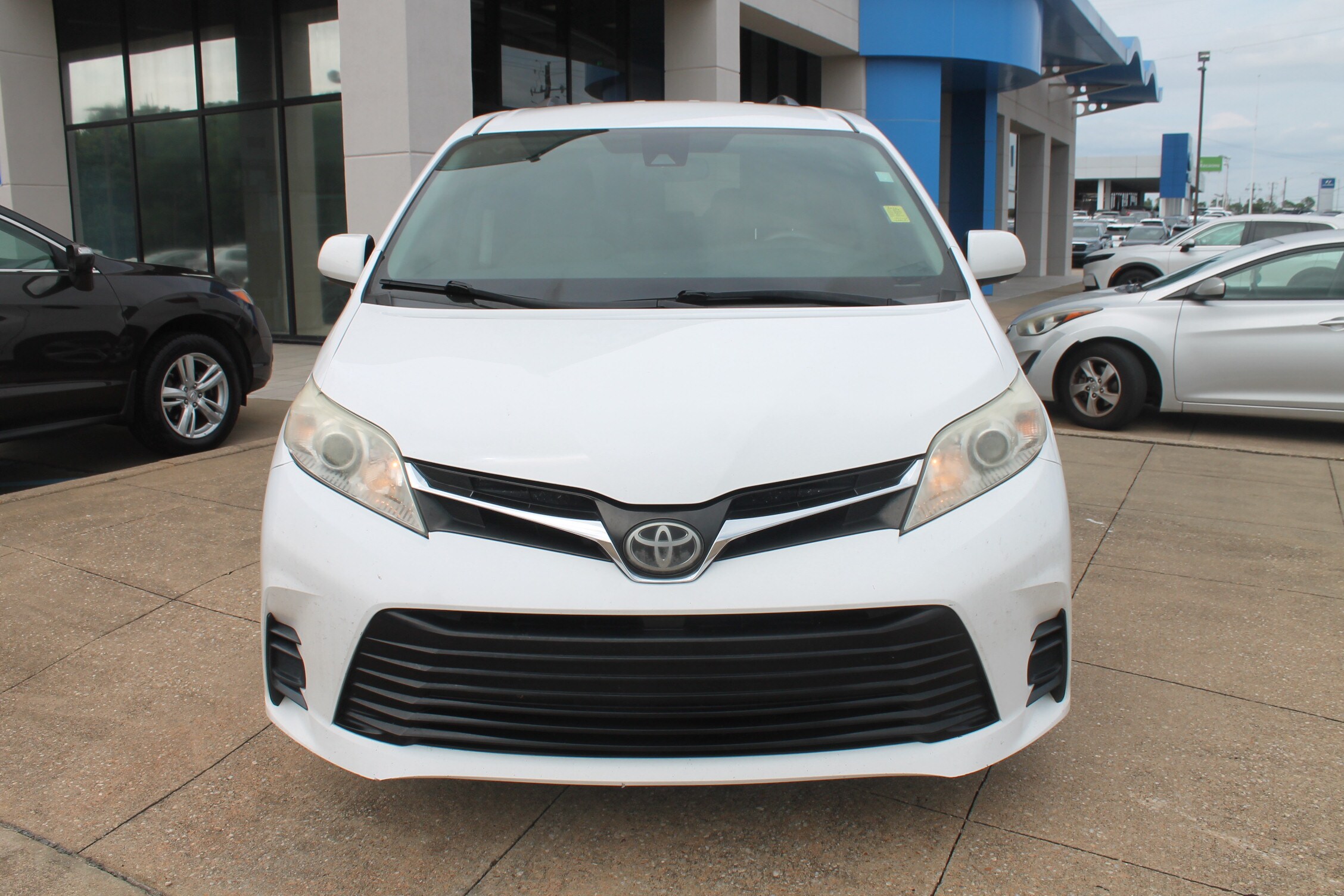 2018 Toyota Sienna LE photo 2