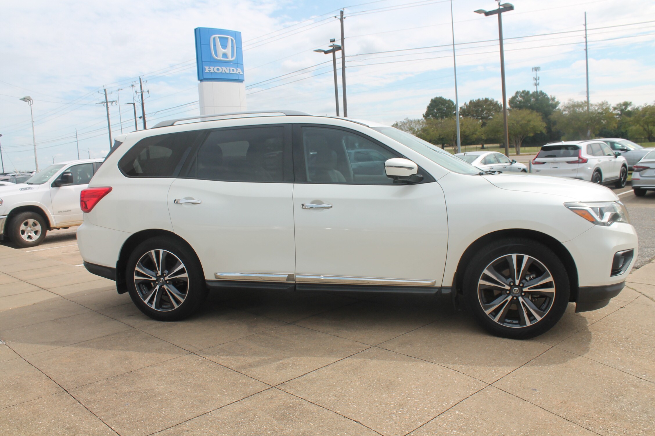 2017 Nissan Pathfinder photo 2