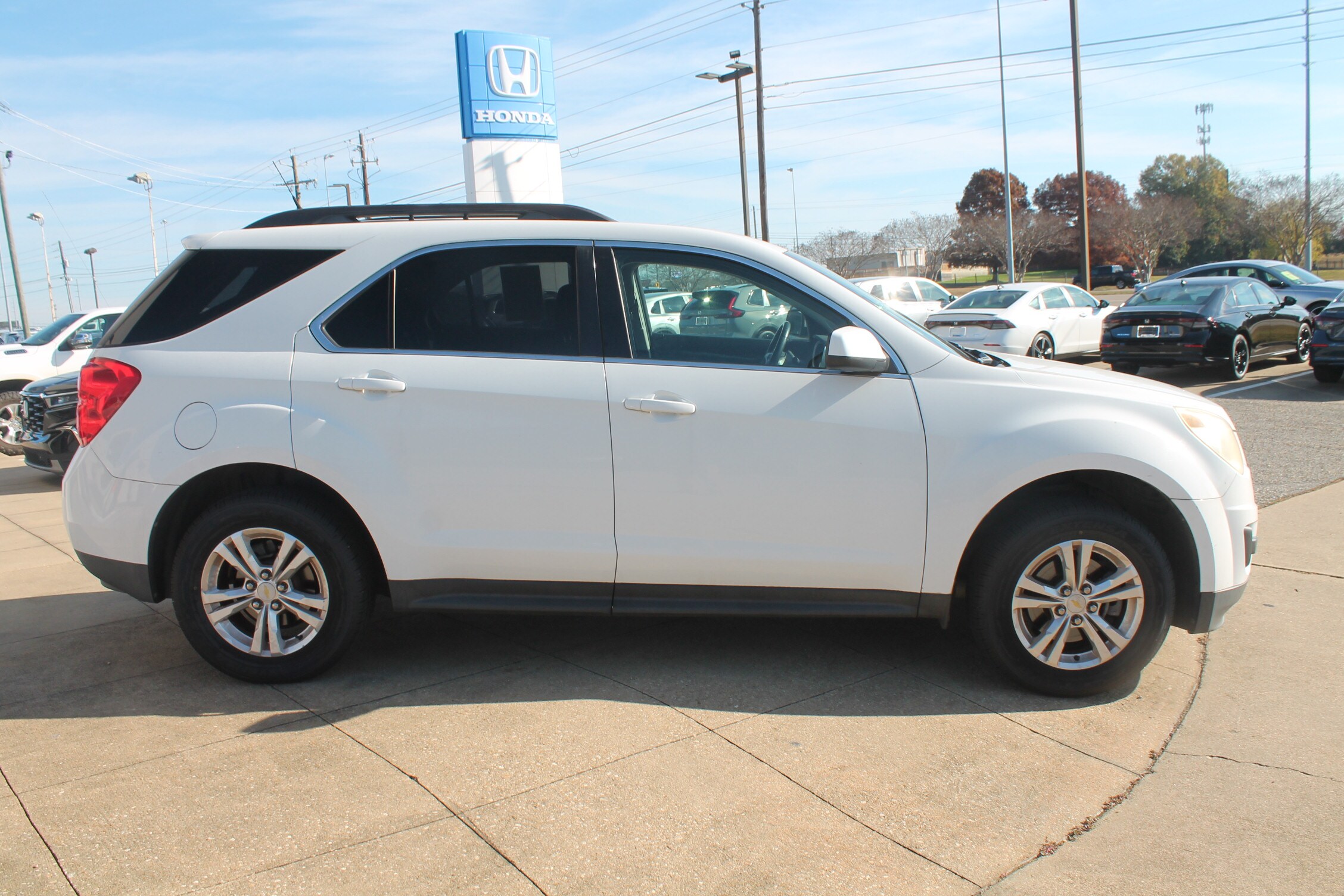 2011 Chevrolet Equinox photo 2