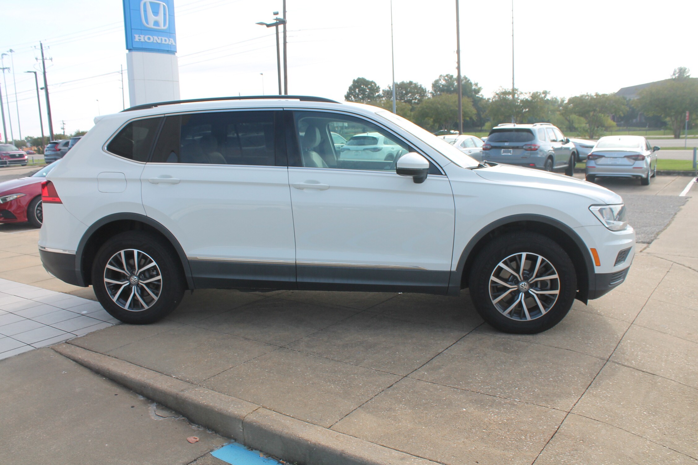 2020 Volkswagen Tiguan SE photo 2