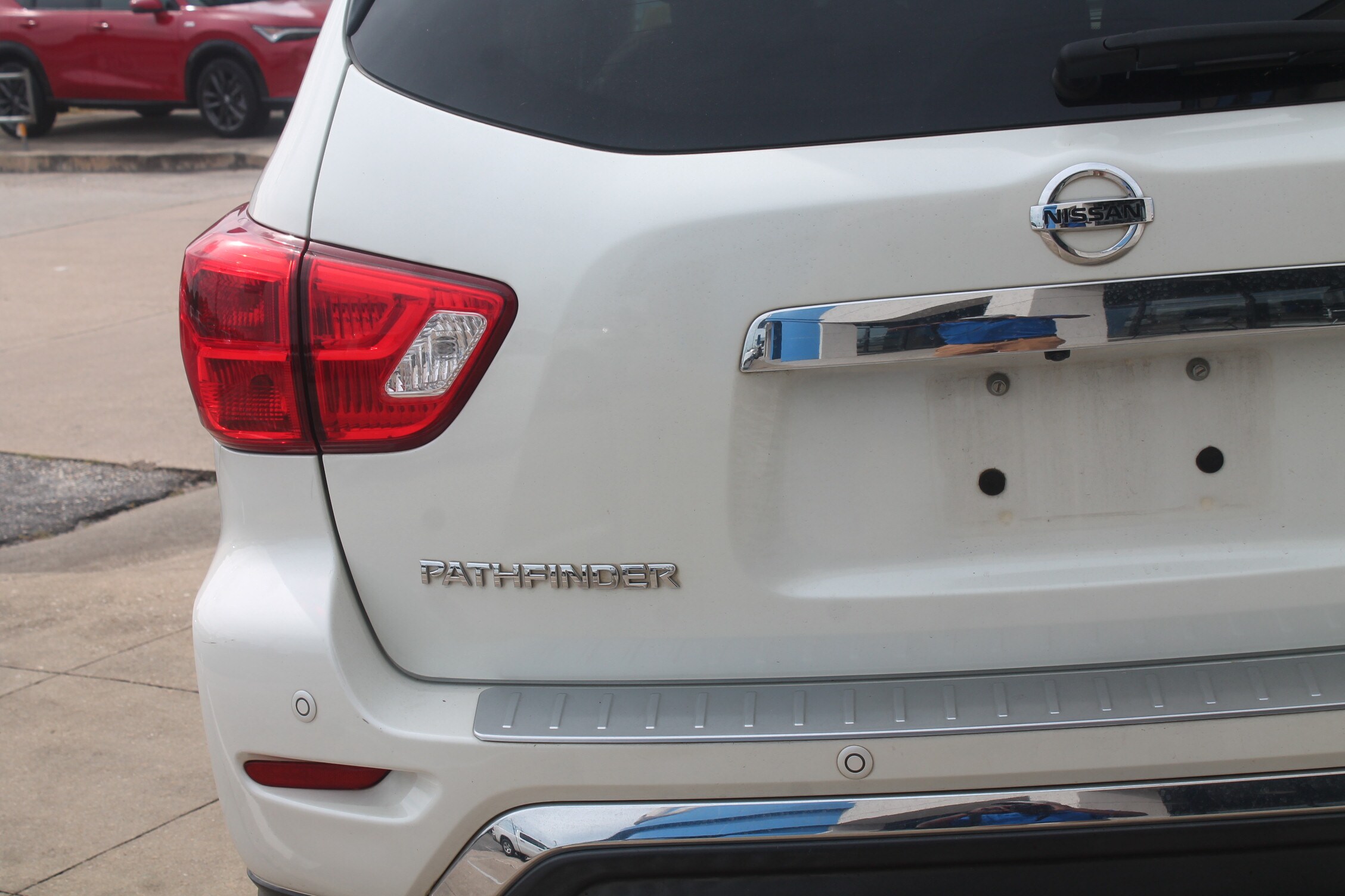 2017 Nissan Pathfinder photo 3