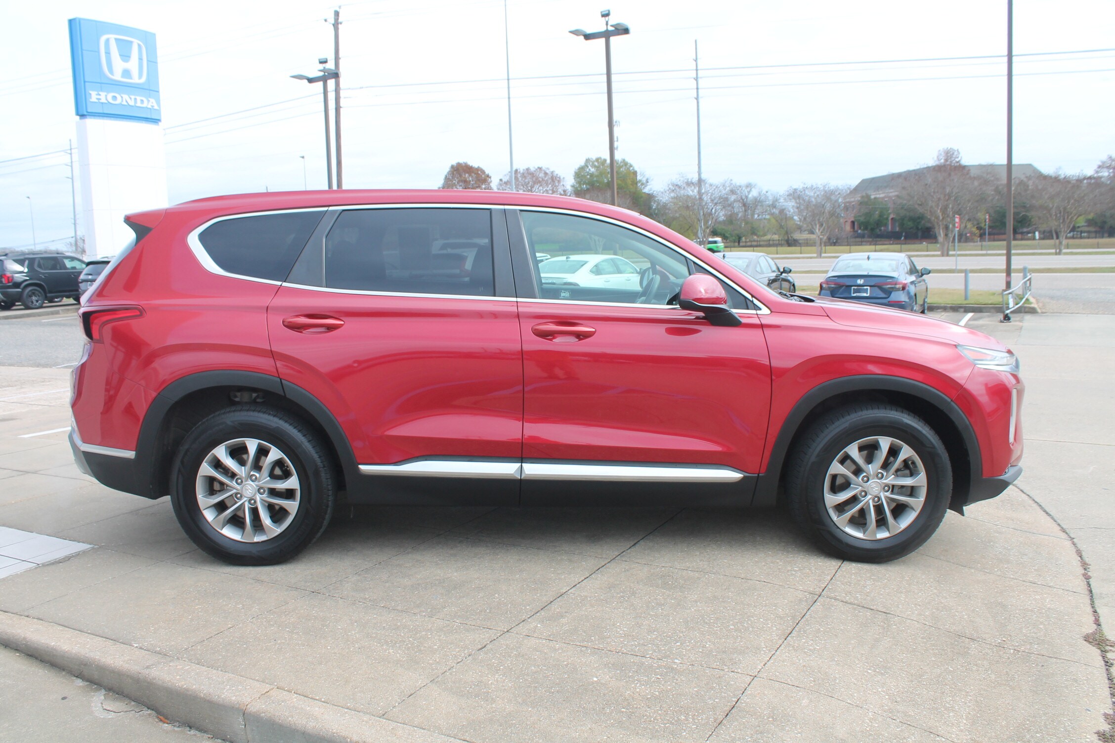 2019 Hyundai Santa Fe SE photo 2