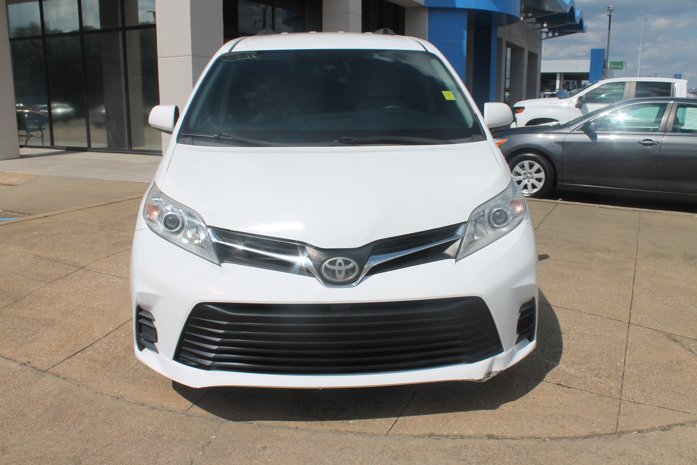 2018 Toyota Sienna LE photo 2