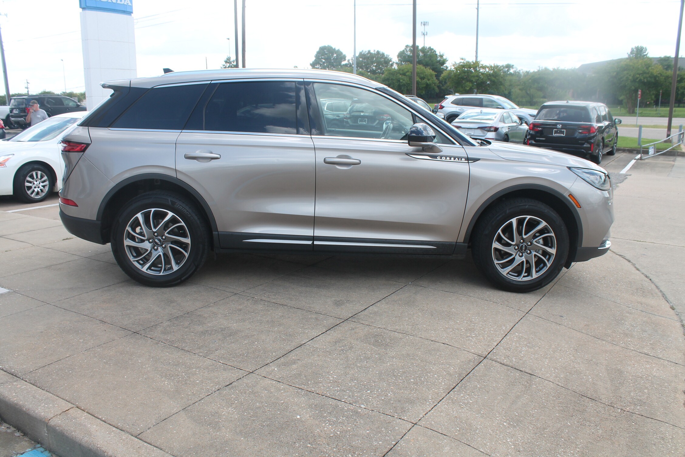 2021 Lincoln Corsair Standard photo 4