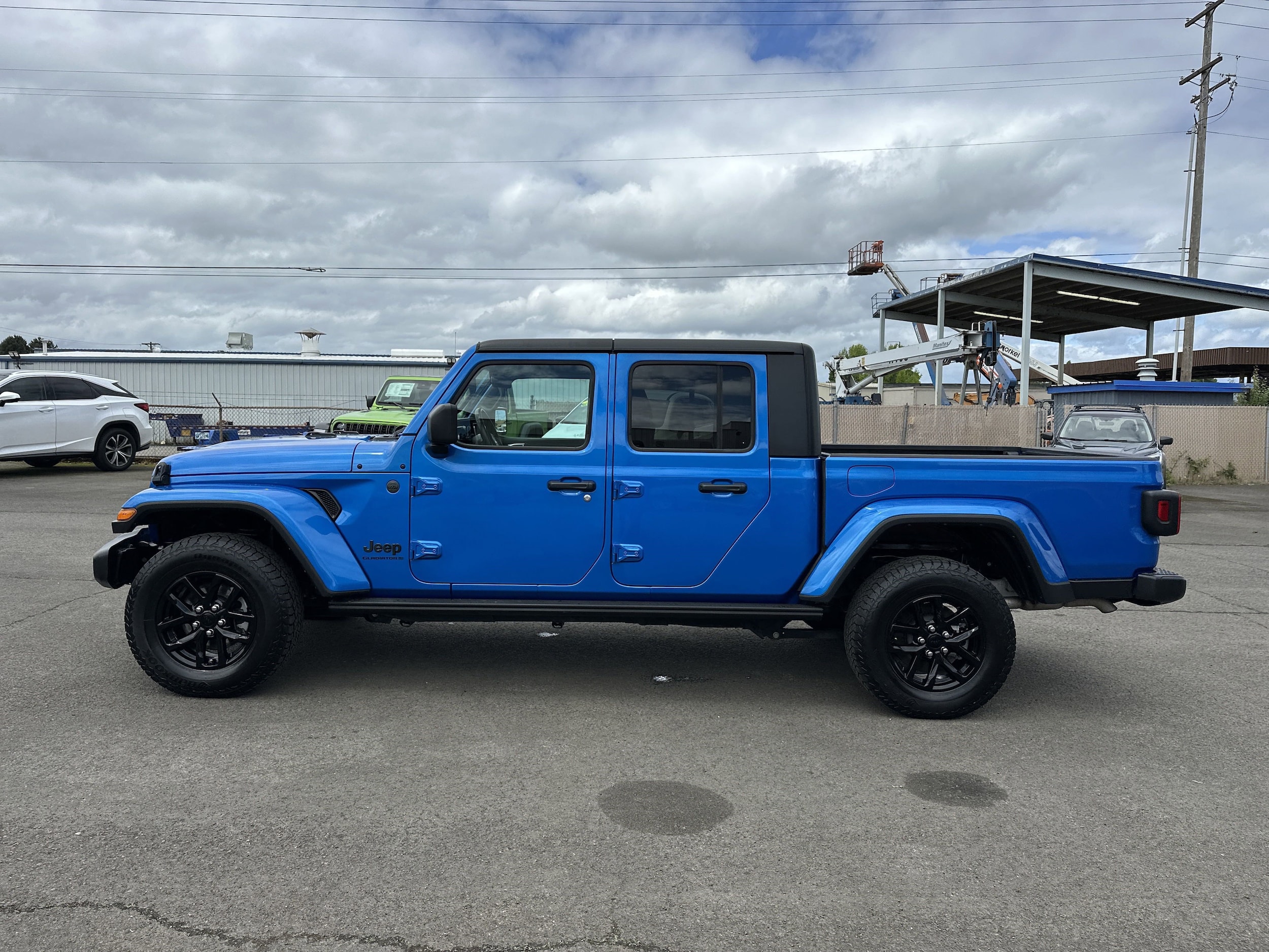 Used 2023 Jeep Gladiator Sport S with VIN 1C6HJTAGXPL506982 for sale in Longview, WA