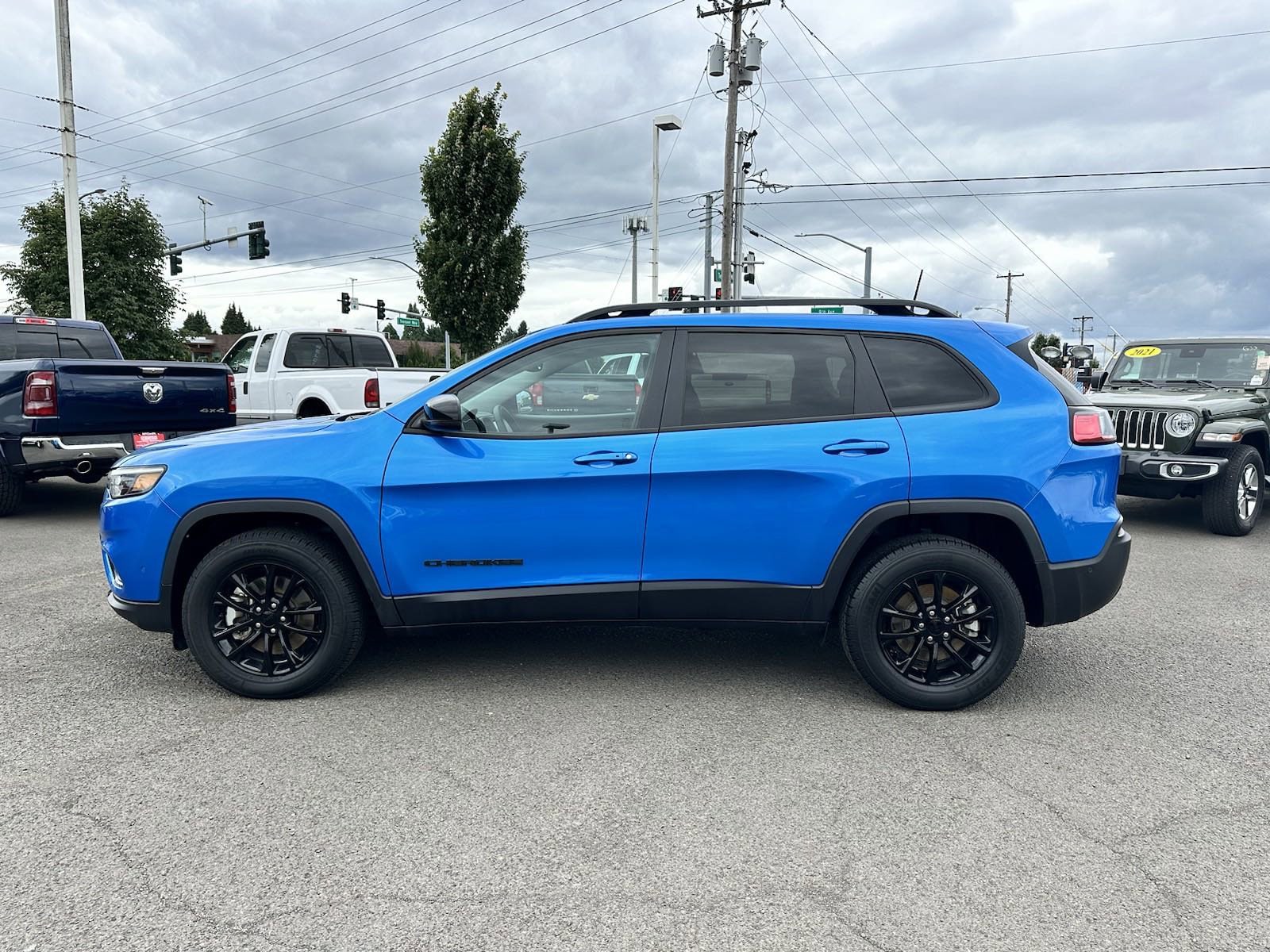 Used 2023 Jeep Cherokee Altitude Lux with VIN 1C4PJMMB1PD112341 for sale in Longview, WA