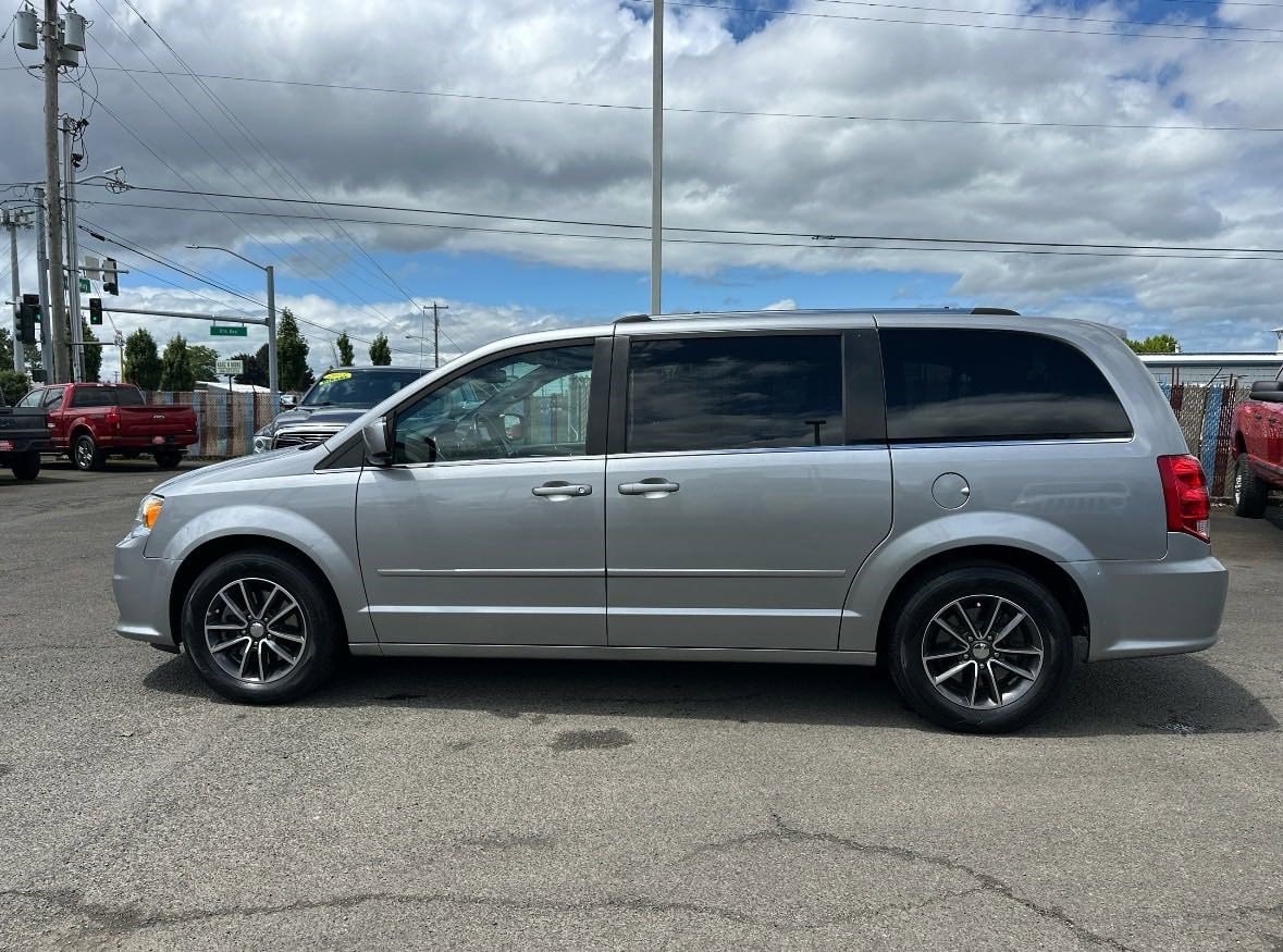 Used 2017 Dodge Grand Caravan SXT with VIN 2C4RDGCG2HR625417 for sale in Longview, WA