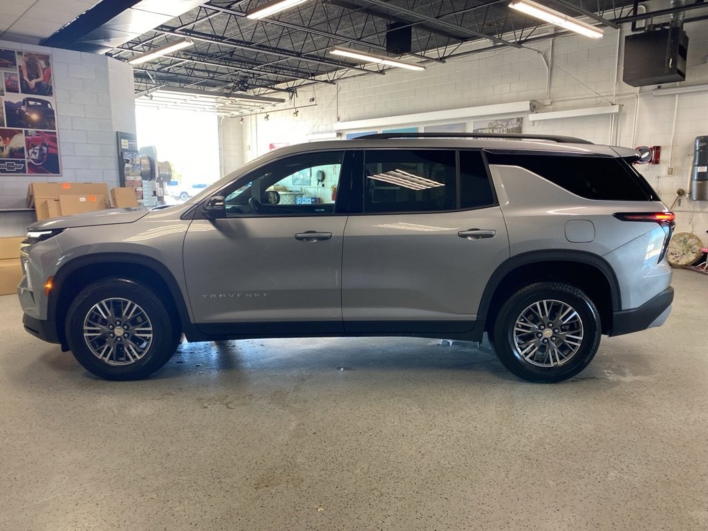 Used 2025 Chevrolet Traverse LT SUV
