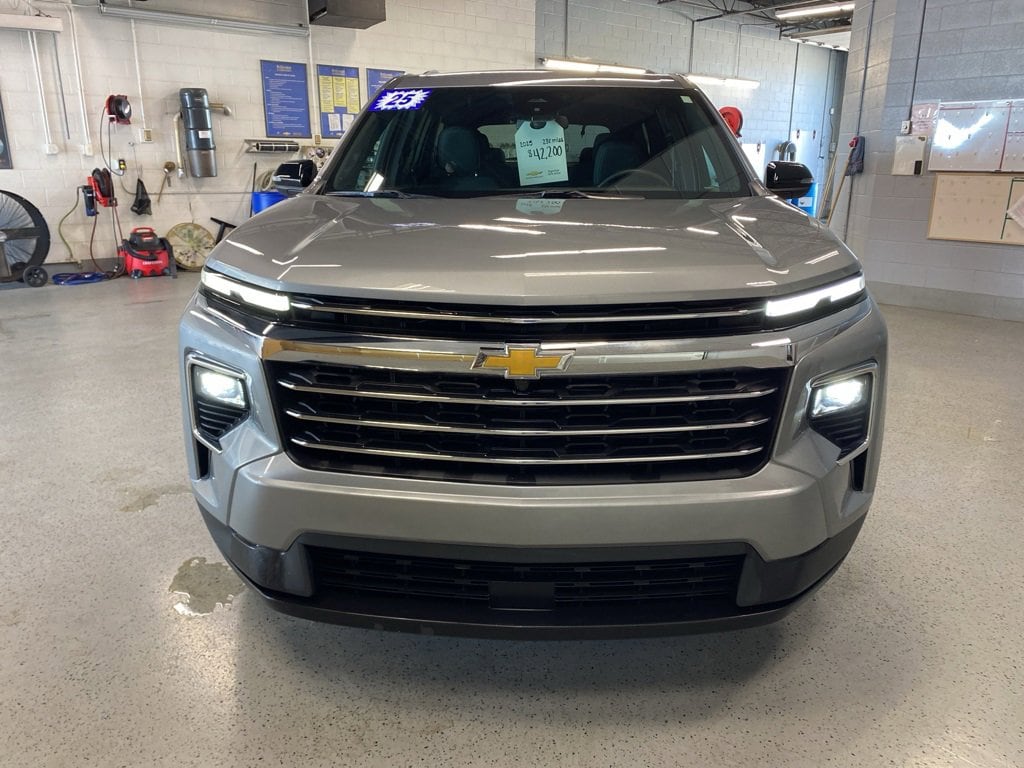 Used 2025 Chevrolet Traverse LT SUV