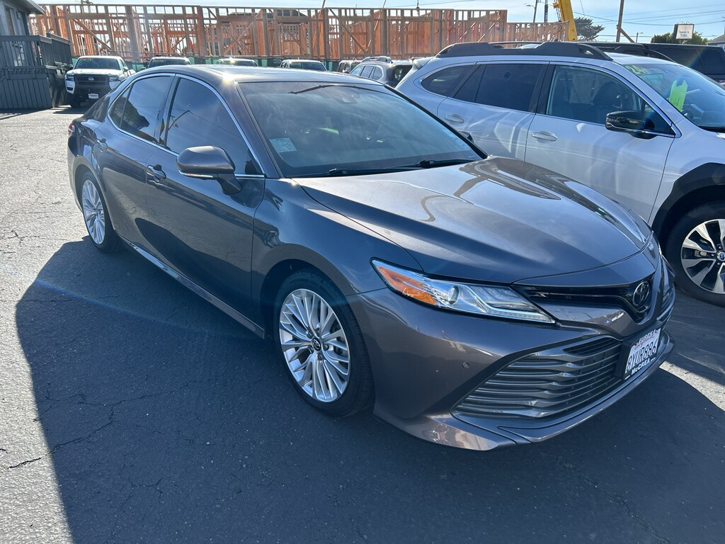 2018 Toyota Camry XLE photo 3