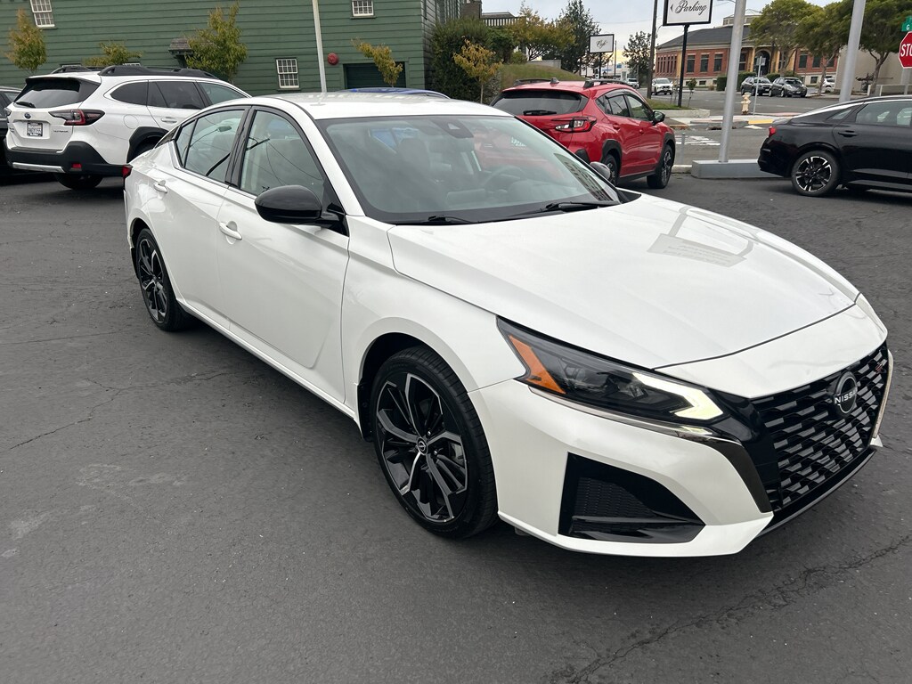 2024 Nissan Altima 2.5 SR photo 3