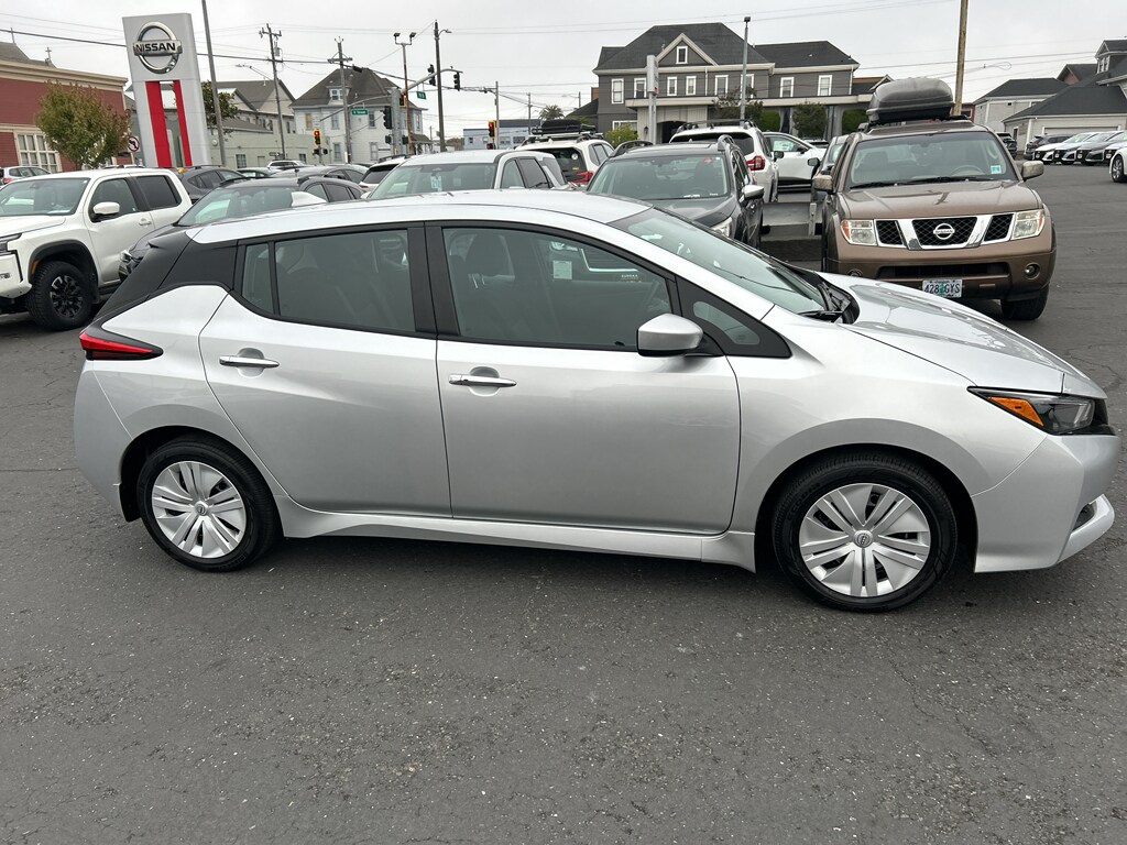 2025 Nissan Leaf S photo 3