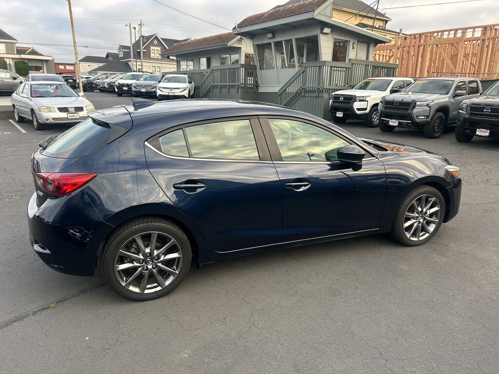 2018 Mazda Mazda3 Touring Hatchback photo 2