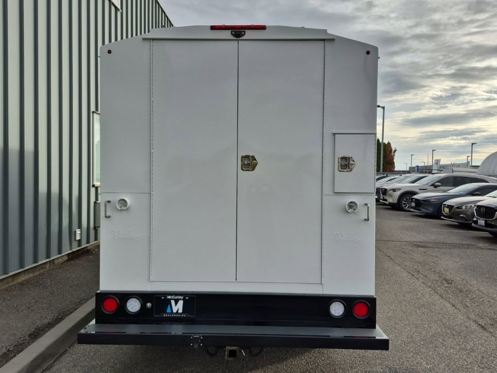 2025 Chevrolet Express Cutaway 3500 photo 3