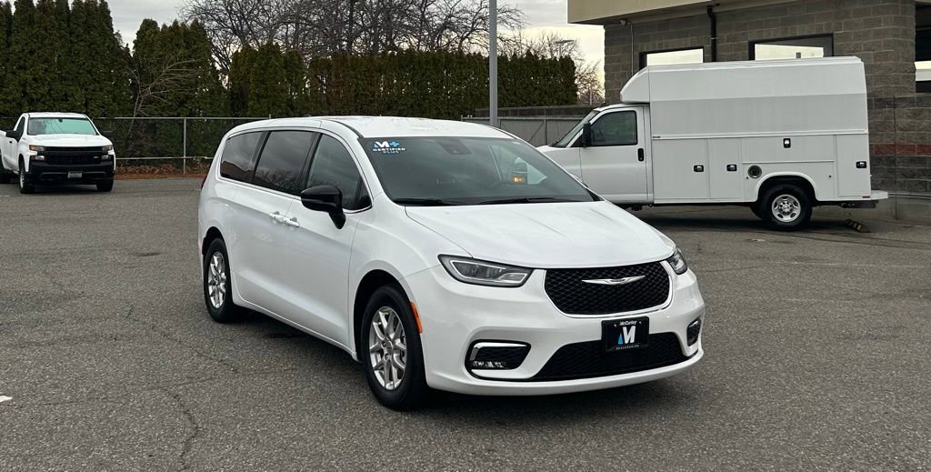 2025 Chrysler Pacifica Select's photo