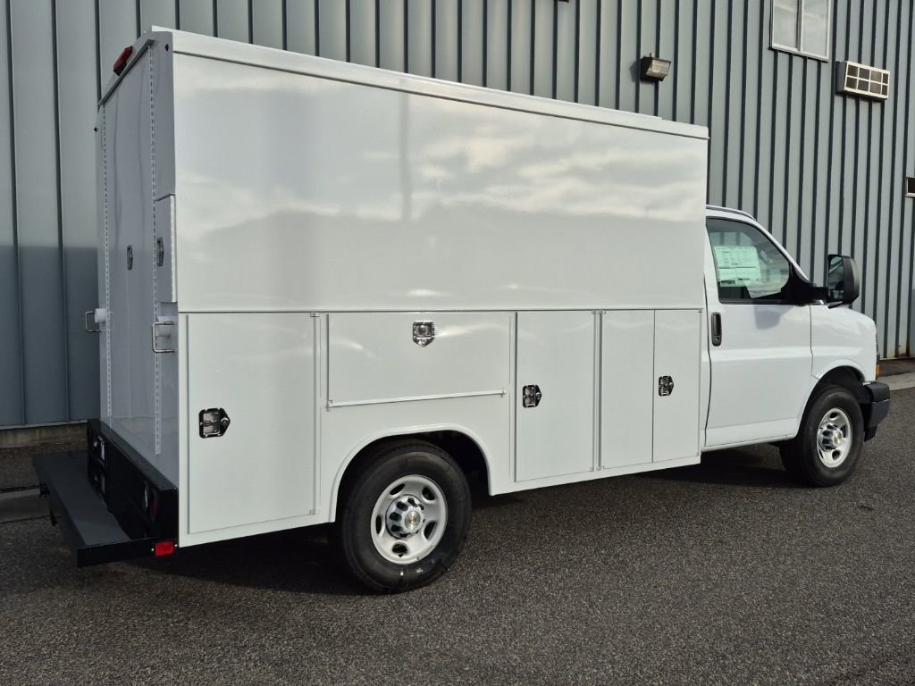 2025 Chevrolet Express Cutaway 3500 photo 2