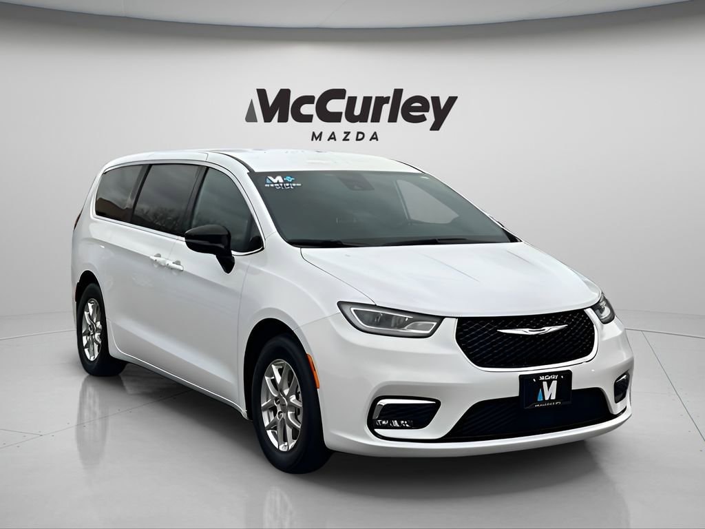 2025 Chrysler Pacifica Select's photo